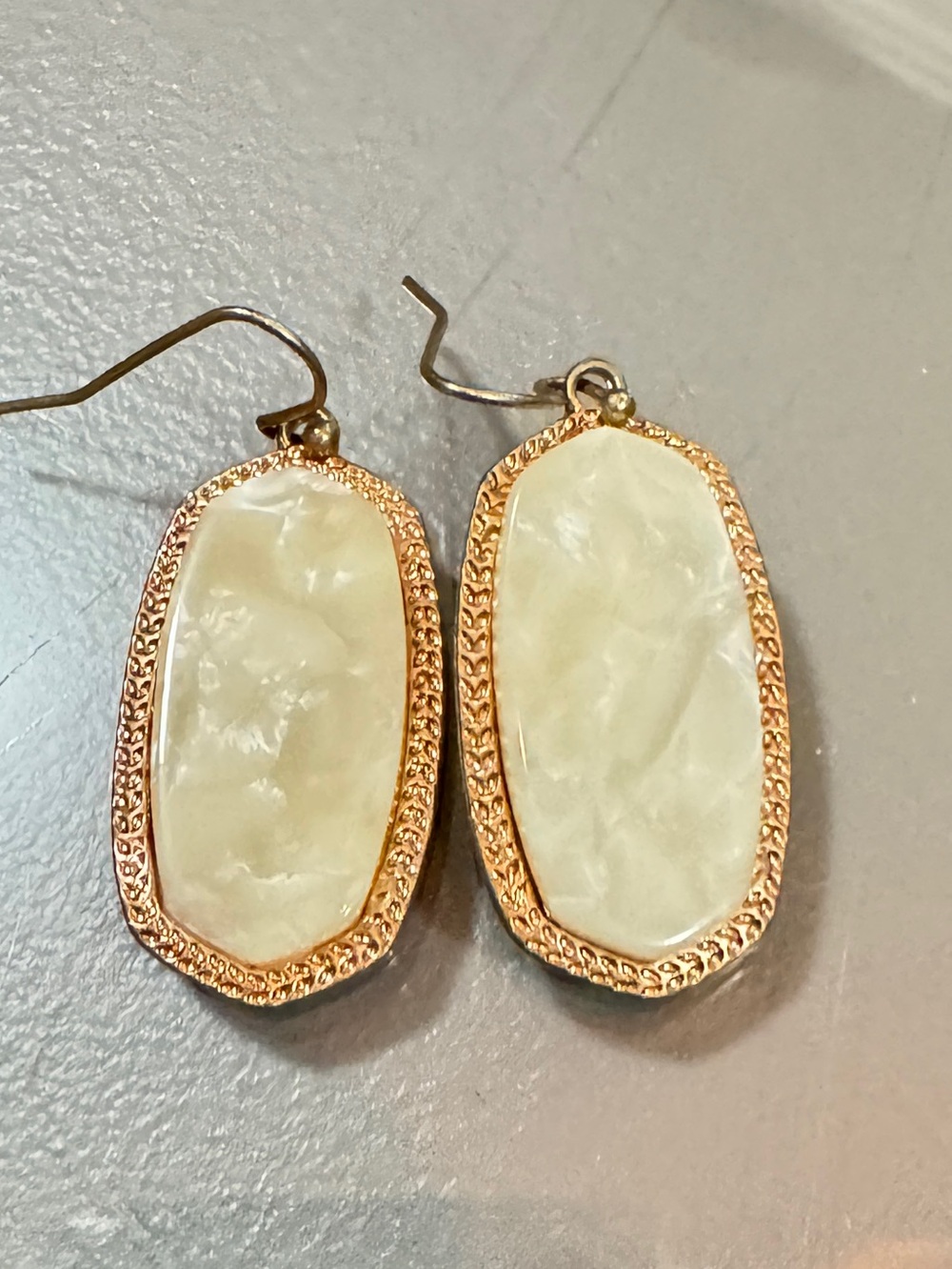 Kendra Scott Gold-Tone White Mother-of-Pearl Drop Earring